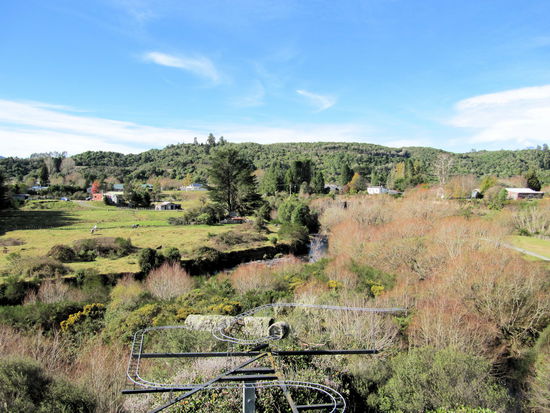 Der Blick auf die Eisenbahnspirale ist aber wenig spektakulär. Vielleicht ist es eindruckvoller wenn gerade ein Zug langfährt!? Ohne Zug kann man die Streckenführung im/am Berg gerade so erahnen.