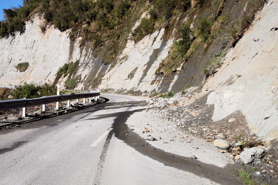 Manchmal schien der Forgotten World Highway auch von der Straßenmeisterei vergessen worden zu sein. Solange noch eine Spur frei blieb, schien niemand an den Erdrutschen interessiert zu sein.