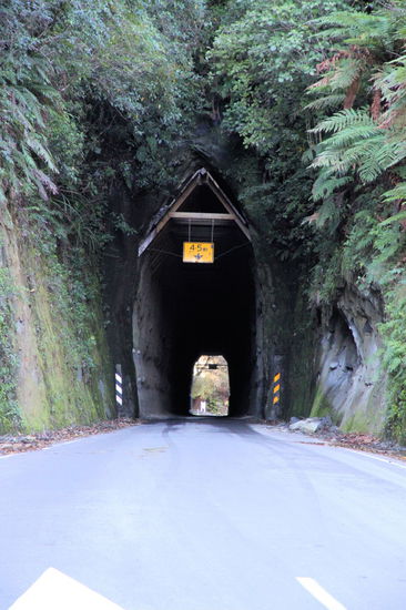 Der Moki Tunnel wurde 1936 gebaut und ist bei den Einheimischen als Hobbit's Hole bekannt. 1989 wurde der Tunnelboden tiefer gelegt, damit auch dreistöckige Viehtransporte "triple-decked stock trucks" durchfahren können.