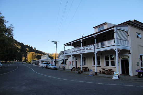 Die Republik besteht nur aus einem Minidorf mit dieser Geschäftsstraße und einem Campingplatz. Um in einer so abgeschiedenen Gegend von Touristen wargenommen zu werden, muss man sich eben etwas einfallen lassen.