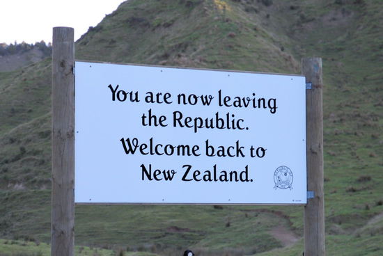 Da wir spät dran waren verließen wir die 'Republik' ohne uns einen Touristenpass ausstellen zu lassen.