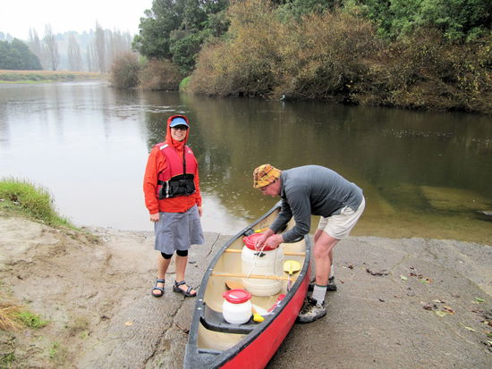 Leider regnete es zu Beginn, aber wir waren gut ausgerüstet (s. Lizzy). Richard von Blazing Paddles (Neuseeländer haben definitiv ein anderes Kälteempfinden!) machte noch die wasserdichten Tonnen für uns fest und dann konnte es losgehen!