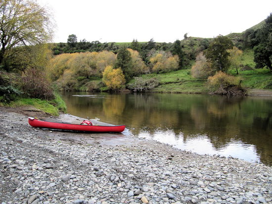 Ohne zu kentern erreichten wir die vereinbarte Stelle, an der uns Richard vom Kanuverleih wieder abholte.
