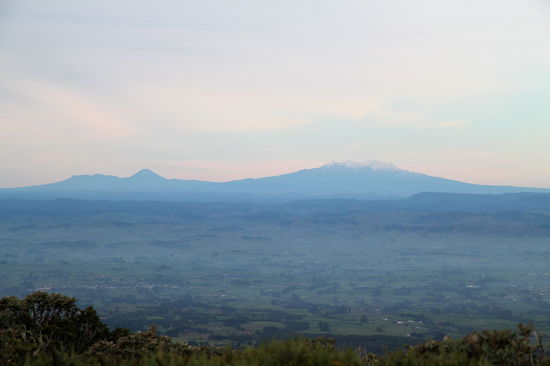 Nach der Wanderung fuhren wir noch etwas höher bis zum Stratford Plateau auf 1.172 Meter und hatten dort einen super Ausblick auf die Berge des 100 Kilometer entfernten Tongariro Nationalparks, das Meer ...