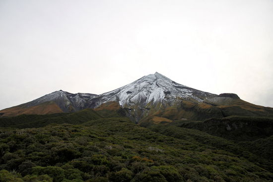 ... und die mit Schnee gepuderte Spitze des Mount Taranaki. Vom Stratford Plateau ist es nicht mehr weit bis zur Baumgrenze.