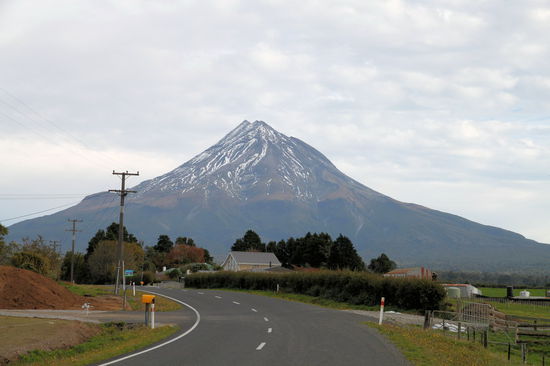 Auf der Fahrt von North Egmont nach New Plymouth noch ein Blick zurück auf den beeindruckenden Mount Taranaki.