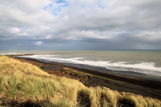 Kaffeepause am Patea Beach mit toller Küstenlandschaft und schwarzem Sand.