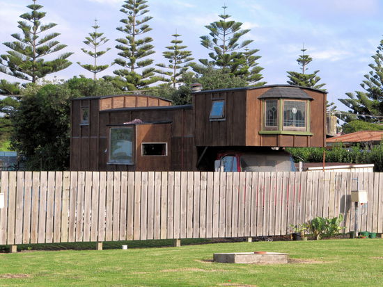 Dieses sehr britisch angehauchte Wohnmobil sahen wir auf dem Castlecliff Seaside Holiday Park in Wanganui.