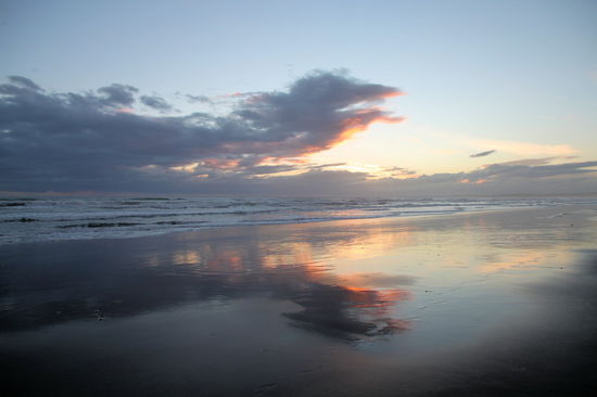 Abends gingen wir zum Strand am Castlecliff Seaside Holiday Park. Der Sonnenuntergang war sehr unspektakulär, dafür hatte es uns der schwarze Sand angetan.