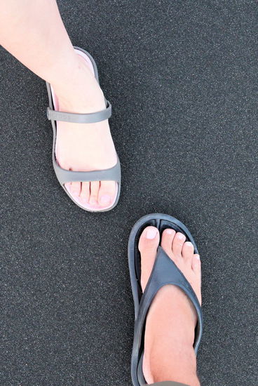 Dies ist keine geteerte Straße, sondern ein Sandstrand! Gegenüber dem dunklen Sand wirken selbst unsere gut gebräunten Füße sehr hell.