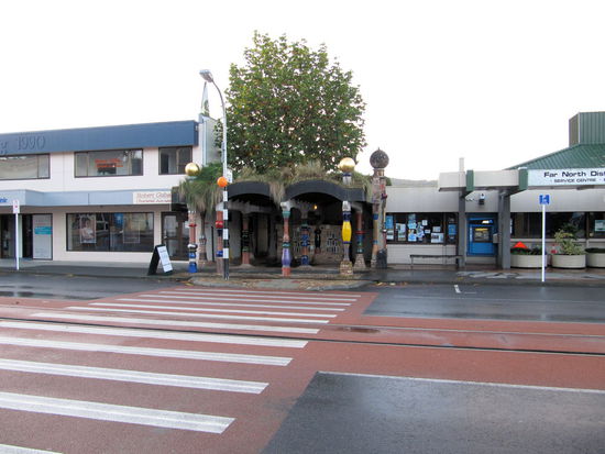 Natürlich stoppten wir auch in Kawakawa - einer überschaubaren Kleinstadt, die landesweit (wenn nicht sogar weltweit!) für ihre Toiletten bekannt ist. Sie wurden 1997 von Friedensreich Hundertwasser kreiert.