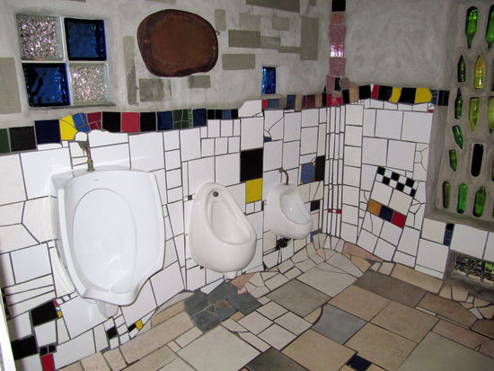 Für jeden das passende Urinal! 
Hundertwasser lebte von 1975 bis zu seinem Tod im Jahr 2000 in Kawakawa.
