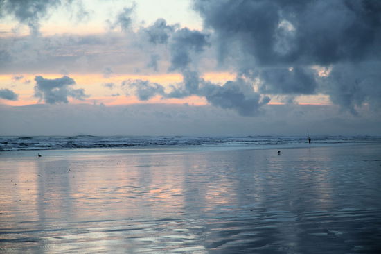 Die Angler standen mit entsprechender Kleidung direkt in der Brandung. Zum baden eignet sich der 90 Mile Beach leider nicht.