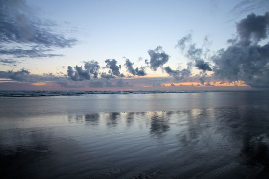 Die Sonne versteckte sich sehr diffus hinter einer Wolkenwand.