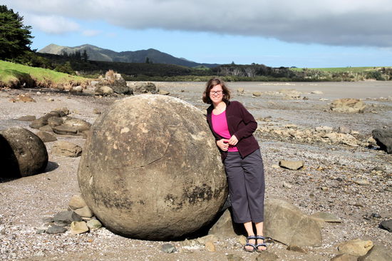 Lizzy im Größenvergleich mit einem Koutu Boulder. Die Koutu Boulders können mit den Moeraki Boulders auf der Südinsel mithalten, sind aber bei weitem nicht so bekannt wie ihre geologischen Kollegen auf der Südinsel.
