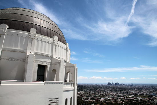 Das Griffith Observatory mit den Wolkenkratzern der Innenstadt im Hintergrund.