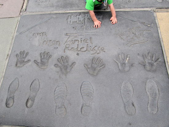 Dann ging es weiter zum Hollywood Boulevard, wo wir am Walk of Fame ausgestiegen sind und uns die Abdrücke der Stars im Beton vor dem Grauman's Theatre angeschaut haben. Hier die Harry Potter-Darsteller.