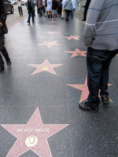 Der Bürgersteig ist voll mit Sternchen.