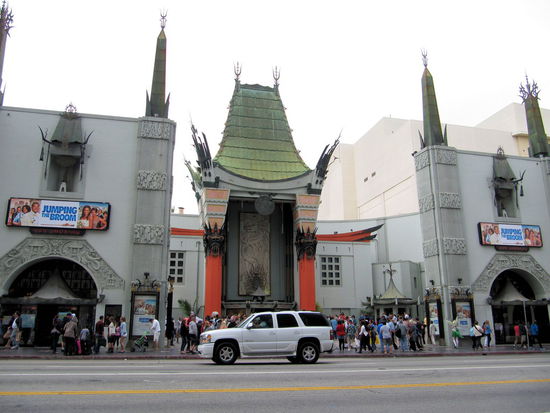 Das Grauman's Theatre von der anderen Straßenseite. Im Hintergrund das Kodak Theatre, wo seit 2002 die Oscars vergeben werden.