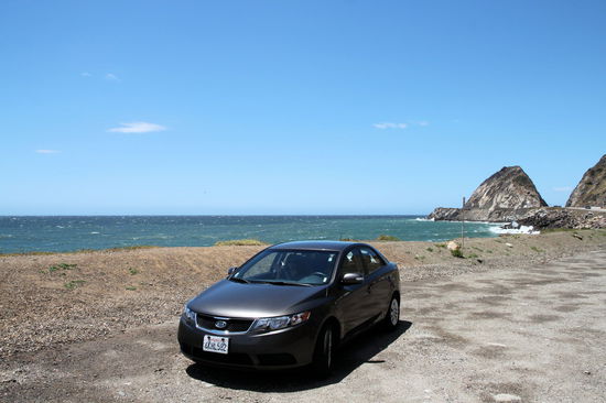 Unser Mietwagen für die Strecke von Los Angeles bis Seattle. Es ist ein KIA und Lizzy winkt auf dem Beifahrersitz (kann man nur schwer erkennen). Beim Vermieter hatten wir die Wahl zwischen mehreren Marken und entschieden uns für diesen KIA. Ich war anfangs etwas skeptisch, aber der Wagen war super und hatte eine ordentliche Ausstattung.