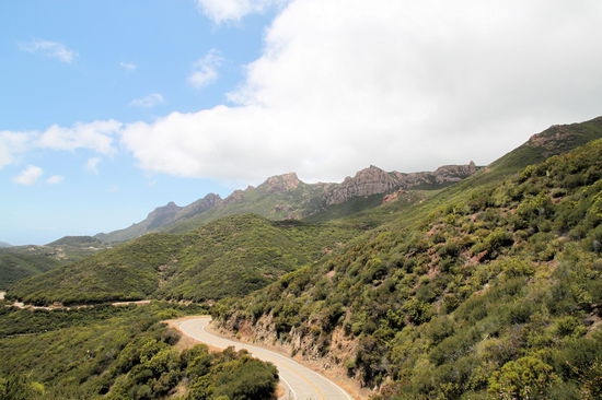 In der Touri-Info erfuhren wir, dass es in der Nähe von Oxnard einen schönen Rundwanderweg gibt. Zuerst fuhren wir vom Küstenhighway ein wenig in die Berge. Dort sind wir dann den Mishe Mokwa Trail zum Sandstone Peak (6 Meilen in 4h) gelaufen.