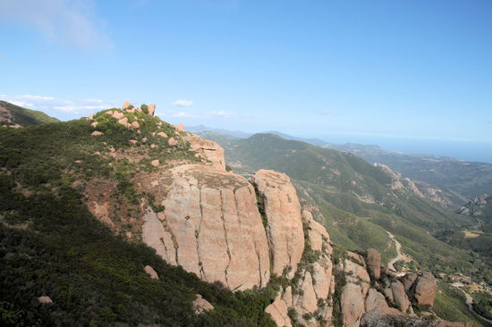... Felsformationen. Hinten rechts sieht man den Pazifik.
