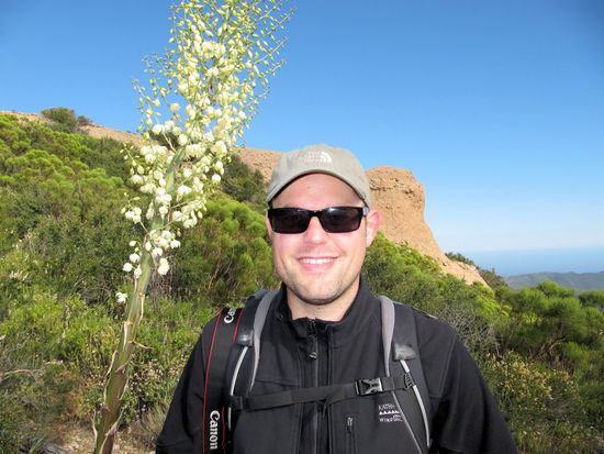 Auch mal ein Foto von mir mit diesen Riesenblüten. Falls sich jemand wundert, warum ich Ende Mai in Kalifornien bei Sonnenschein so dick angezogen bin - es war sehr kalt! Besonders im Schatten war es durch den Wind sehr kalt. Nur solange man sich in der Sonne aufhielt, war es okay. Trotz des Wanderns haben wir immer wieder kalte Finger bekommen!