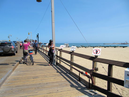 Es gibt auch ein Holzpier auf das man natürlich mit dem Auto fahren kann, aber barfuß oder mit Stöckelschuhen (hübsche Verbotsschilder) darf man es nicht betreten.