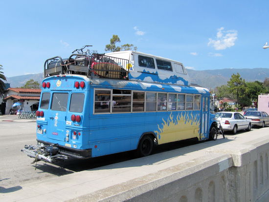 An der Strandpromenade parkte auch dieser umgebaute Schulbus. Bei genauerem Hinsehen erkennt man, dass im Dach ein alter VW-Bulli eingearbeitet wurde.