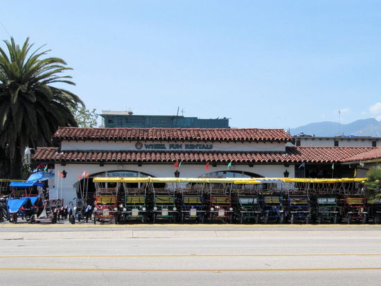 Es gab auch diese tollen viersitzigen Fahrräder zu mieten, die ich zuletzt als kleines Kind im Italienurlaub gefahren bin.