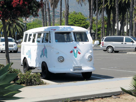 Auf einem der Parkplätze sahen wir auch diesen individuell gestalteten VW-Bulli.