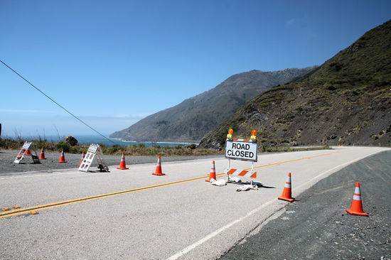 24 Meilen nördlich vom Hearst Castle sah man den Grund für das geringe Verkehrsaufkommen! 
