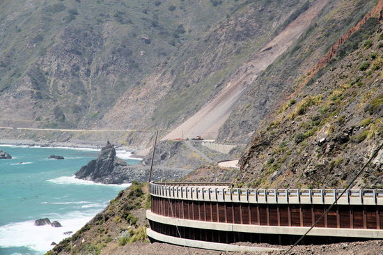Durch einen gewaltigen Bergrutsch war der Highway auf einem der schönsten Teilabschnitte blockiert. Wir hatten keine Wahl und drehten um.