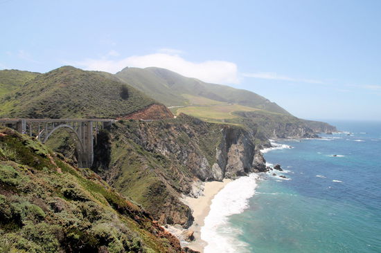 Um möglichst wenig von der beeindruckenden Küstenstrecke zu verpassen, sind wir am nächsten Tag von Norden (Monterey) auf dem Highway bis an die gesperrte Stelle gefahren. Wie man sieht, hat sich der zusätzliche Weg gelohnt. Im Bild die sehr bekannte Bixby Bridge.