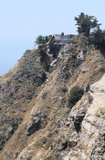 ... mit Häusern die vergleichsweise unauffällig in die steilen Hänge gebaut wurden.