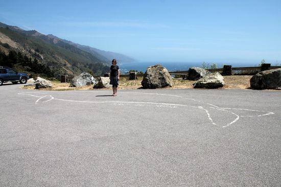 Erneut Lizzy als Größenvergleich. Diesmal für einen erwachsenen Grauwal (13-15m Länge). Im Herbst tummeln sich die Grauwale vor der kalifornischen Küste.