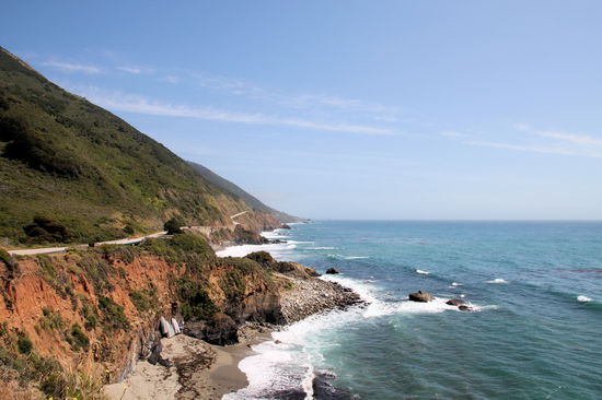 Sehr schöne Küstenlandschaft mit dem Highway direkt am Wasser.