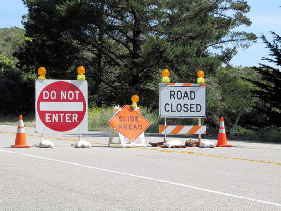 Und dann erreichten wir das andere Ende der Straßensperrung. Ursprünglich wollten wir dieselbe Strecke nach Monterey zurückfahren, aber dann entschieden wir uns anders und nahmen eine kleine Straße über die Berge und fuhren in Richtung Landesinnere.
