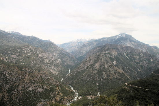 Anschließend fuhren wir über schöne Straßen mit tollen Ausblicken in den Kings Canyon.