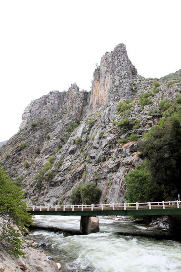 Unten im Tal gibt es einen reißenden Fluss ...