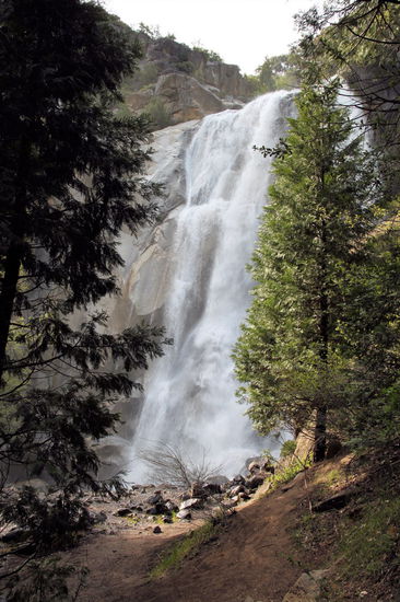 Etwas weiter entlang der Straße hielten wir an den deutlich größeren Grizzly Falls.