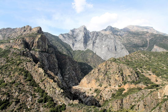 Bei der Fahrt aus dem Kings Canyon boten sich immer wieder fantastische Ausblicke! Über den Generals Highway fuhren wir in den südöstlichen Teil des Sequoia Nationalparks.