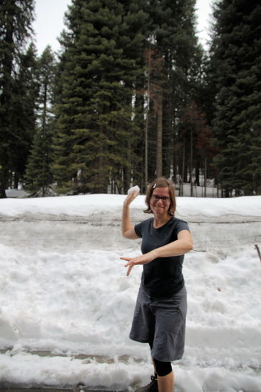 Unterwegs mussten wir anhalten und die Schneemassen am Straßenrand "nutzen". 
Lizzy beim Versuch den Fotografen zu treffen!