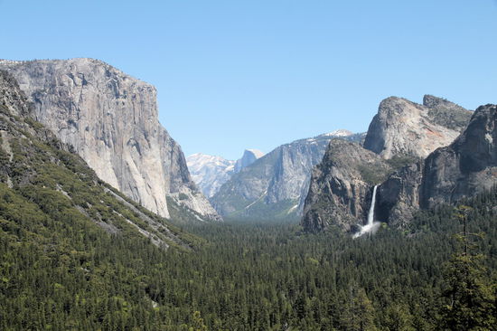 Hinter dem Tunnel bei Tunnel View hatten wir dann diesen tollen Ausblick! Links der El Capitan, im Hintergrund der Half Dome und rechts der Bridalveil Fall.
