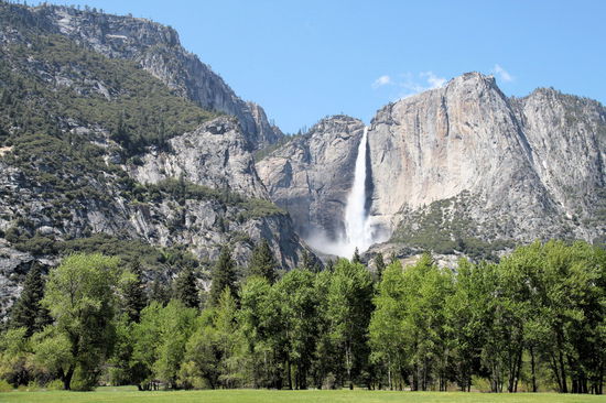 Vom Tal aus hatte man fantastische Ausblicke auf die steil aufragenden Felswände und viele schöne Wasserfälle.
Anschließend sind wir weiter zum Curry Village und parkten dort. Vom Parkplatz war es nur eine kurze Strecke zu den Happy Isles, unserem Startpunkt für den Vernal Fall Walk. Der Weg zum Vernal Fall ist sehr schön, aber auch sehr steil und schweißtreibend bei dem warmen Wetter.