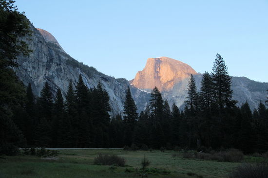 In der Abenddämmerung der Blick von einem boardwalk östlich der Sentinel Bridge auf den Half Dome. Im Dunkeln sind wir noch bis nach Merced gefahren, wo wir super günstig im Vagabond Inn übernachtet haben.