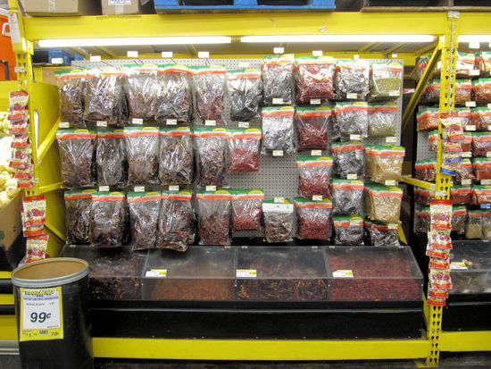 Im Supermarkt konnte man gut sehen, wie sich auch große Supermarktketten auf die Essgewohnheiten von Einwanderergruppen einstellen. Die ganzen Tüten und Kästen enthielten ausschließlich Peperoni/Chili-Schoten in den verschiedensten Größen, Farben und wahrscheinlich auch Schärfegraden.