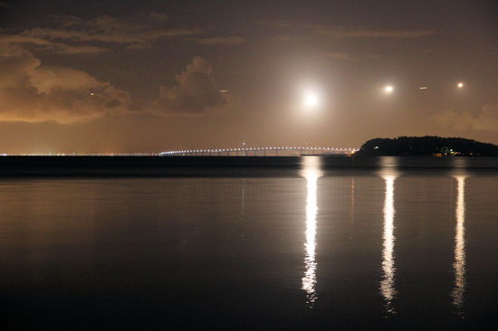 Abends erreichten wir unser Motel direkt am Flughafen von San Francisco. Beim Mexikaner um die Ecke konnten wir während des Abendessens aus dem Fenster die Flugzeuge beobachten wie sie zum Landeanflug ansetzten. Die Flugzeuge mit ihren hellen Scheinwerfern folgten so kurz hintereinander, dass es aussah wie eine Lichterkette im Abendhimmel.