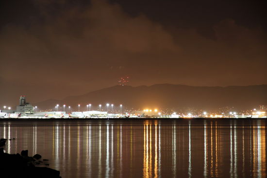 Der gut beleuchtete Flughafen von unserem Motel aus.