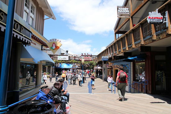 Am nächsten Vormittag starteten wir unser San Francisco-Besichtigungsprogramm an der Pier 39 der Fisherman's Wharf - einem Shoppingcenter mit Restaurantmeile für alles was aus dem Meer kommt. 